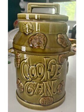Vintage 1960s "Cookie Can" jar made in Japan.